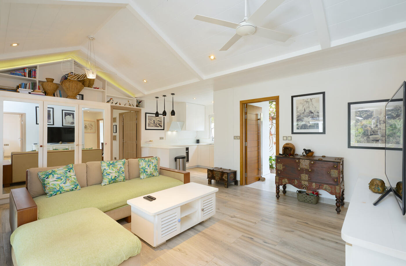 Salon de villa avant réaménagement, mobilier et décoration hétéroclites, île Maurice