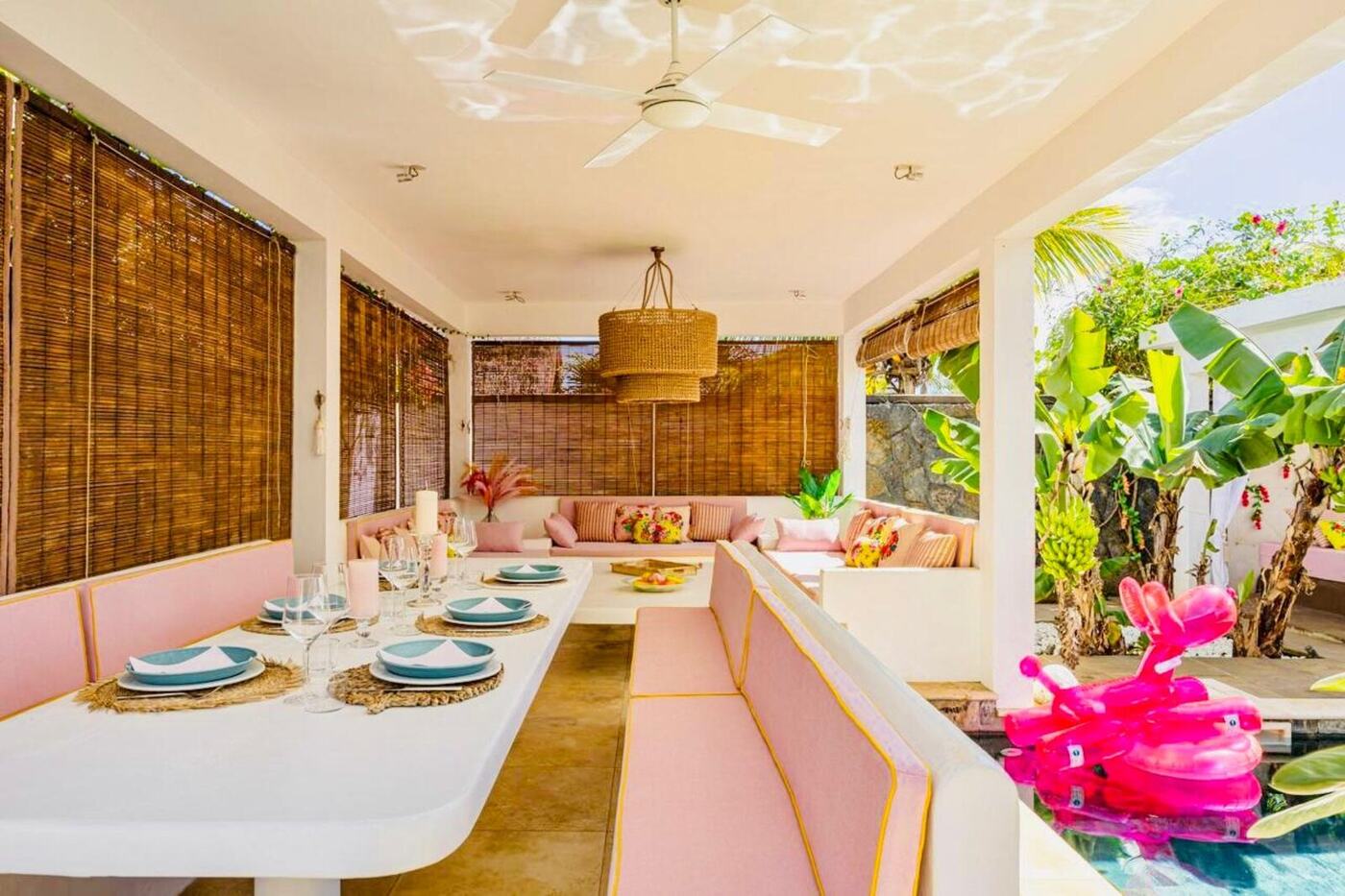 Terrasse couverte et salle à manger extérieure après réaménagement, ambiance tropicale colorée, île Maurice